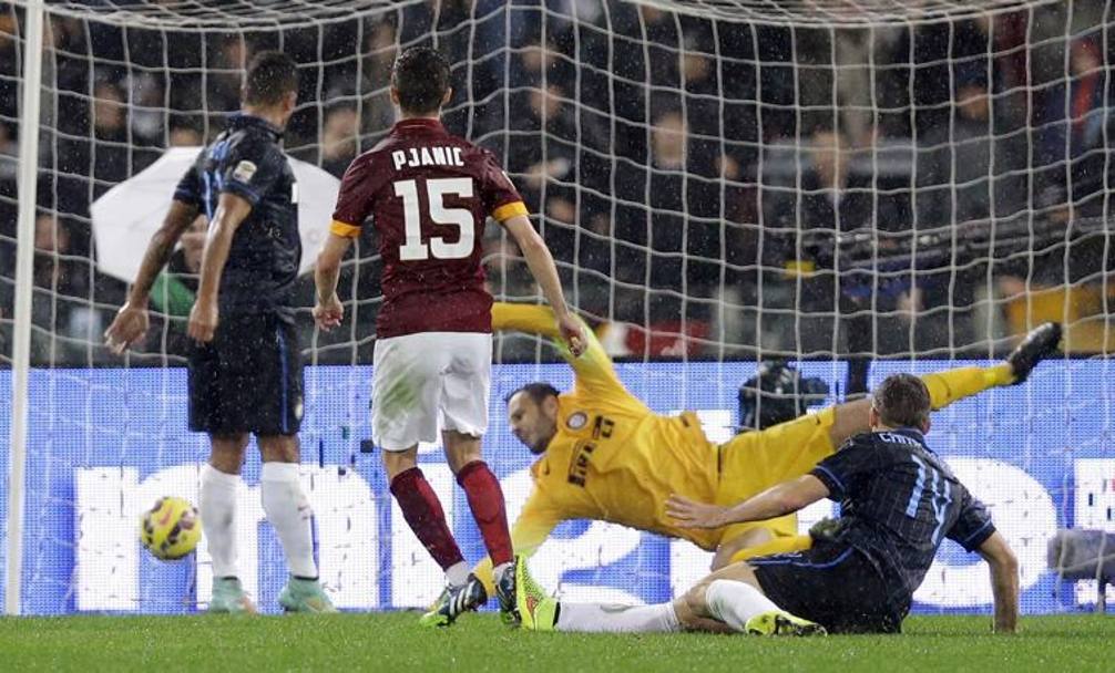 Ma i giallorossi si riportano avanti tre minuti dopo con questo gol di Miralem Pjanic, servito in mischia da Francesco Totti. Ap